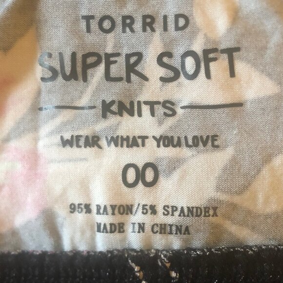 NWT Torrid sleeveless floral romper w/ pockets sz 10 - Picture 2 of 11